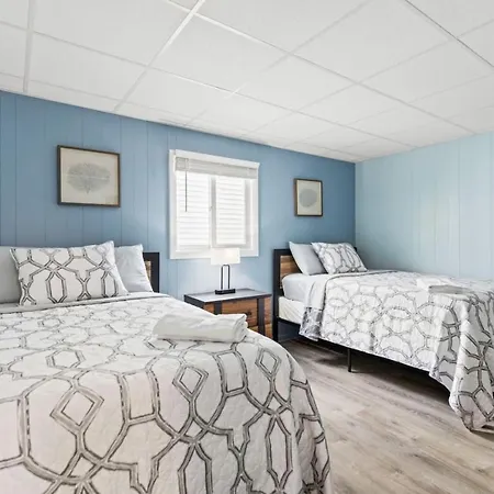 Cozy 1-Bedroom Suite Steps From The Beach